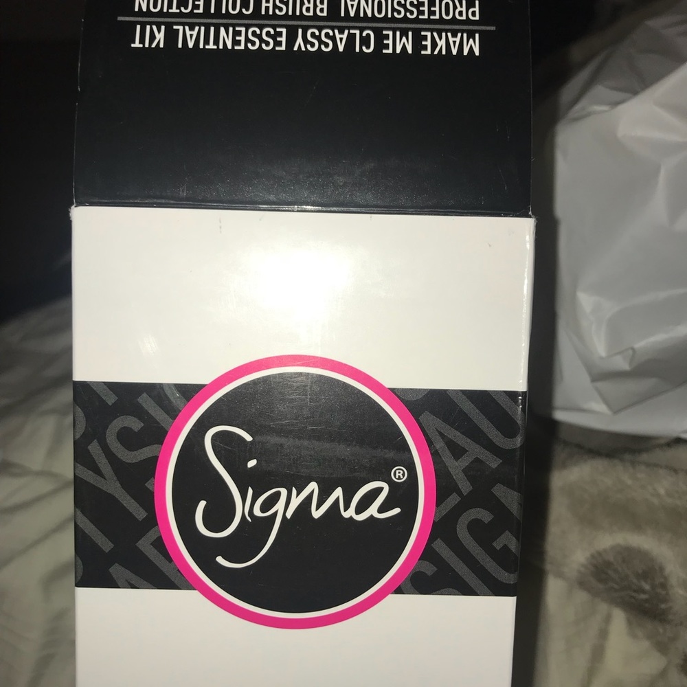 Sigma Beauty Brush and Holder